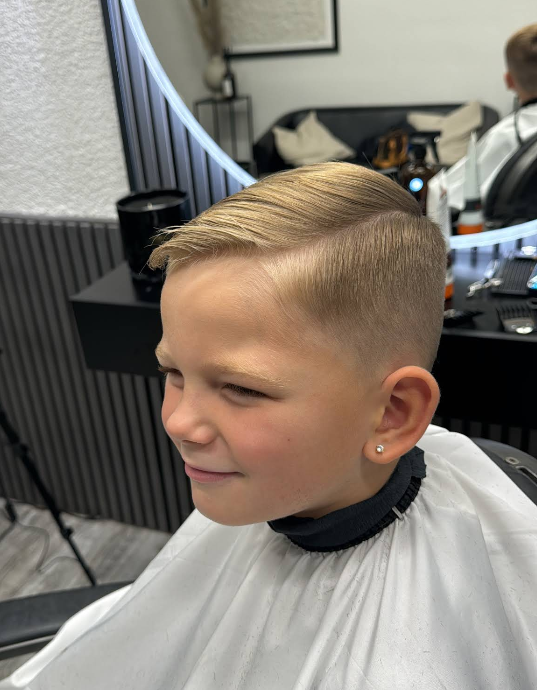 Nyklippt kund med fade och sidbena hos Salong Hairstyle i Lidköping
